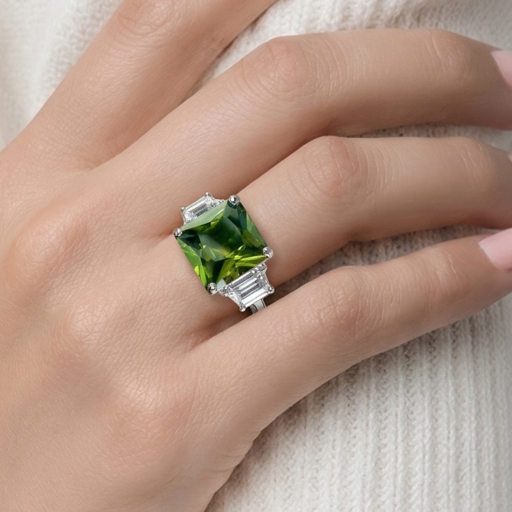 Elegant Green and Silver Women's Ring